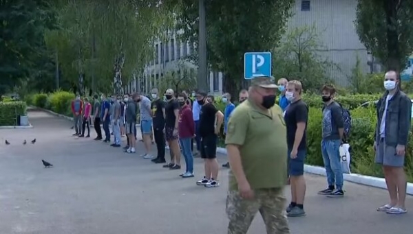 Устойчивость к воде, термо-подкладка и смена цвета: бойцов ВСУ переобувают в новые берцы Устойчивость к воде, термо-подкладка и смена цвета: бойцов ВСУ переобувают в новые берцы