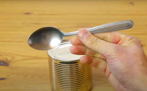 Как открыть консервную банку без "открывашки": понадобится ложка и немного терпения Как открыть консервную банку без "открывашки": понадобится ложка и немного терпения