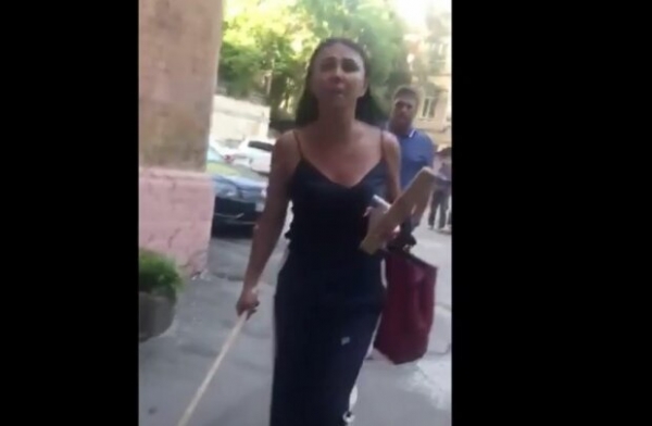 В Киеве полиция не смогла успокоить неадекватную "мажорку" - СМИ В Киеве полиция не смогла успокоить неадекватную "мажорку" - СМИ