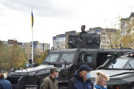 Во Львове открыли выставку военной техники Во Львове открыли выставку военной техники