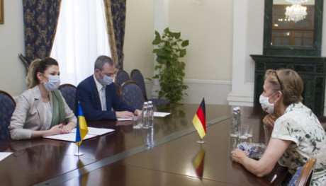 Посол Фельдгузен: ФРГ не признает оккупационные власти Крыма и поддерживает санкции против РФ Посол Фельдгузен: ФРГ не признает оккупационные власти Крыма и поддерживает санкции против РФ