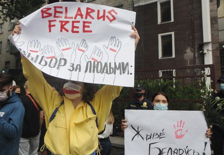 У посольства Беларуси в Киеве состоялась акция солидарности с белорусами У посольства Беларуси в Киеве состоялась акция солидарности с белорусами