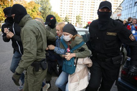 На женском марши в Беларуси задержали около 160 человек На женском марши в Беларуси задержали около 160 человек