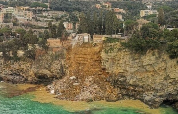 Старинное кладбище сорвалось со скалы в холодное море: из-под воды доносятся хрипы и треск Старинное кладбище сорвалось со скалы в холодное море: из-под воды доносятся хрипы и треск