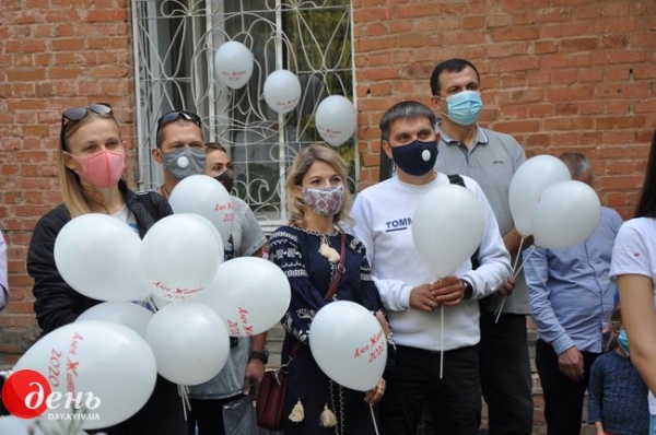 В Виннице люди, которые живут с трансплантированными органами, высадили молодые деревья в знак благодарности своим донорам В Виннице люди, которые живут с трансплантированными органами, высадили молодые деревья в знак благодарности своим донорам