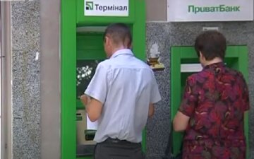 К банкомату с чужим не подходите: ПриватБанк изымает карты и оставляет укринцев без денег К банкомату с чужим не подходите: ПриватБанк изымает карты и оставляет укринцев без денег