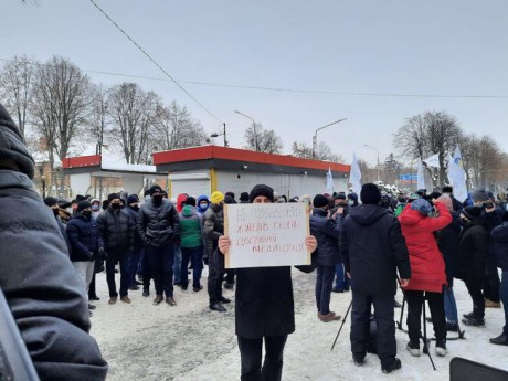 В Виннице врачи районной больницы устроили пикет из-за передачи учреждения в коммунальную собственность города В Виннице врачи районной больницы устроили пикет из-за передачи учреждения в коммунальную собственность города