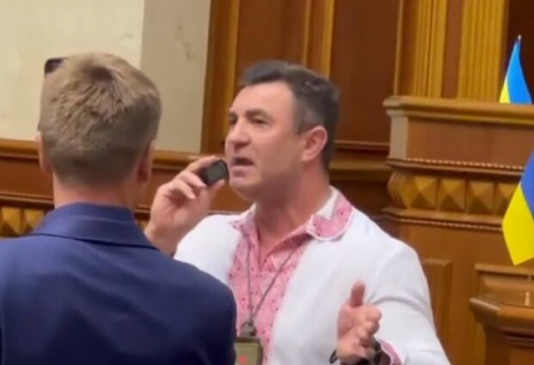 Николай Тищенко порвал штаны на заднице Алексея Гончаренко: второй год войны, тысячи погибших, депутаты позорят Украину на весь мир