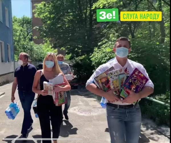 "Тупой и мерзкий": "слуга народа" пиарился на раздаче детских книг
"Тупой и мерзкий": "слуга народа" пиарился на раздаче детских книг