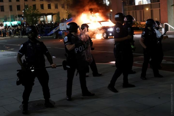 В Америке продолжаются протесты, Трампа со семьей даже прятали в бункере
В Америке продолжаются протесты, Трампа со семьей даже прятали в бункере