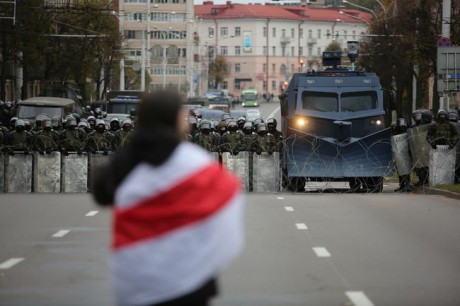 В Беларуси прошли протесты из-за намерения Генпрокуратуры запретить бело-красно-белый флаг