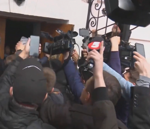 
У Порошенко прокомментировали силовой штурм ГБР под Музеем Гончара: так начиналась Россия в Крыму!
 