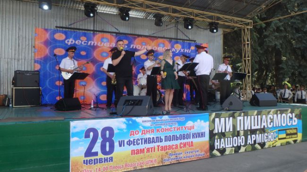 В Виннице во время фестиваля полевой кухни собрали 45 тысяч гривен для нужд украинских бойцов В Виннице во время фестиваля полевой кухни собрали 45 тысяч гривен для нужд украинских бойцов