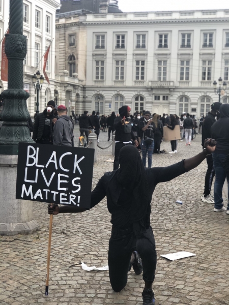 В Европе прошла новая волна потасовок и протестов. Впечатляющие фото и видео
В Европе прошла новая волна потасовок и протестов. Впечатляющие фото и видео