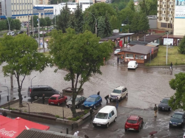 Град набирают пригоршнями: города Украины накрыла сильнейшая непогода. Фото и видео
Град набирают пригоршнями: города Украины накрыла сильнейшая непогода. Фото и видео