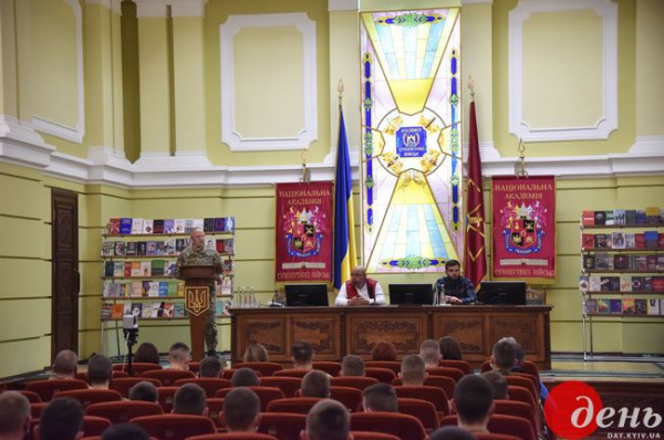Львовским военным курсантам передали 4000 книг Львовским военным курсантам передали 4000 книг