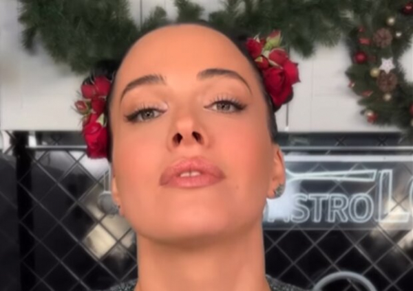 Даша Астафьева показала сочное филе в узком платье: "Какие большие, смотри в глаза..." Даша Астафьева показала сочное филе в узком платье: "Какие большие, смотри в глаза..."