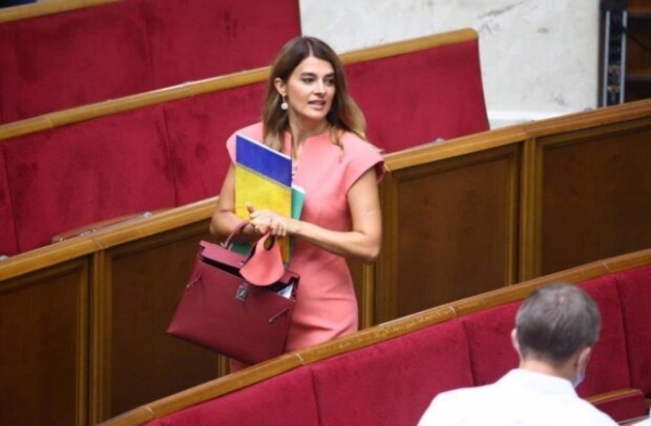 Лариса Билозир из группы "Доверие" засветила в Раде сумочку от бренда Hermès Kelly за $10 тысяч Лариса Билозир из группы "Доверие" засветила в Раде сумочку от бренда Hermès Kelly за $10 тысяч