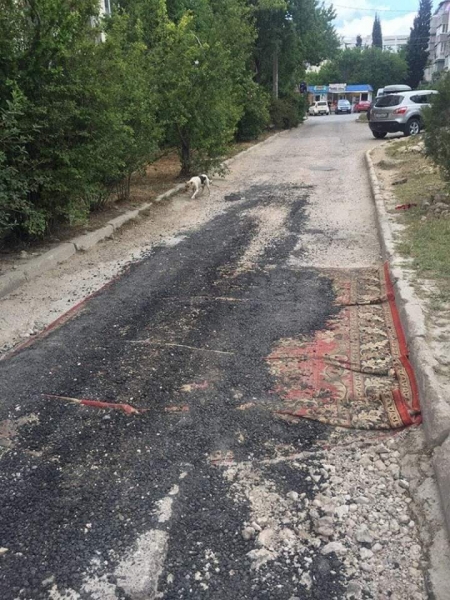 
В Крыму дыры в асфальте залатали ковром. Фото
 