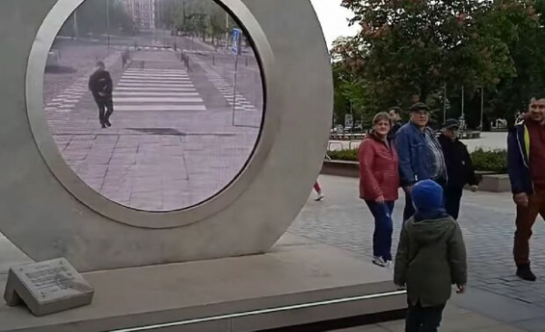 Телепорт или курьер сознания? Любимые страны украинских заробитчан запустили портал для живого общения&nbsp;&nbsp;