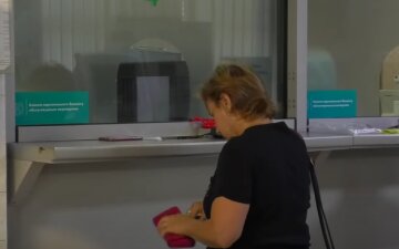 Навязывают ненужные платные услуги: как "Ощад" наживается на доверчивых пенсионерах Навязывают ненужные платные услуги: как "Ощад" наживается на доверчивых пенсионерах