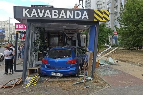 В Киеве авто влетело в кофейню на остановке общественного транспорта, есть пострадавшие В Киеве авто влетело в кофейню на остановке общественного транспорта, есть пострадавшие