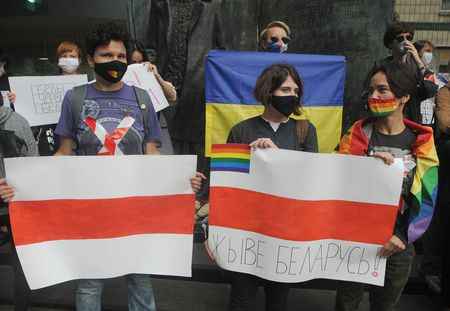 У посольства Беларуси в Киеве состоялась акция солидарности с белорусами У посольства Беларуси в Киеве состоялась акция солидарности с белорусами