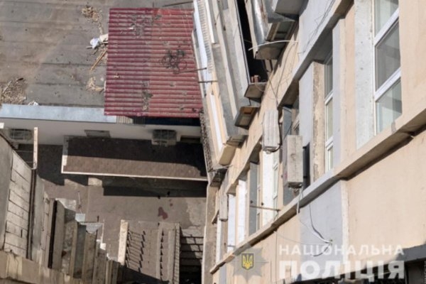 Выпал с 13-го этажа: в Одессе при загадочных обстоятельствах погиб депутат
Выпал с 13-го этажа: в Одессе при загадочных обстоятельствах погиб депутат