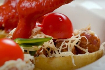 Этот дуэт картошки и мяса понравится всем: рецепт картофельных лодочек с фрикадельками Этот дуэт картошки и мяса понравится всем: рецепт картофельных лодочек с фрикадельками