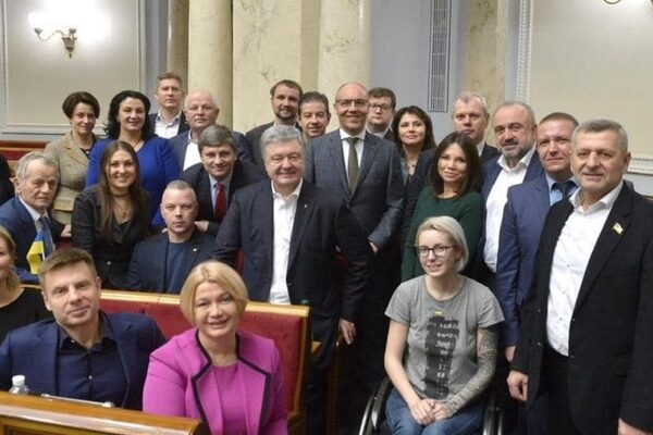 У Порошенко добились внеочередного заседания Рады для внедрения страхования медиков
У Порошенко добились внеочередного заседания Рады для внедрения страхования медиков
