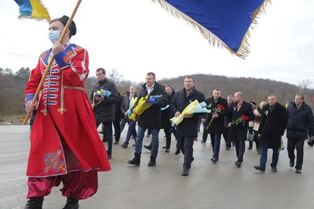 На мосту через реку Збруч соединили 50 метровый украинский флаг