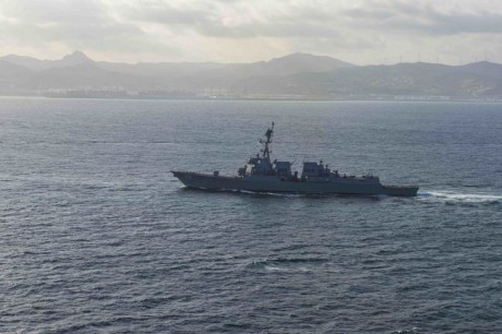 Американский эсминец выходит из акватории Черного моря Американский эсминец выходит из акватории Черного моря