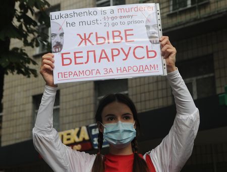 У посольства Беларуси в Киеве состоялась акция солидарности с белорусами У посольства Беларуси в Киеве состоялась акция солидарности с белорусами