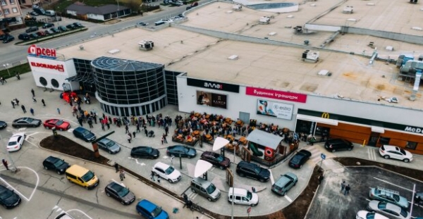 Сотни украинцев "забили" на дистанцию и пандемию ради McDonald's: "30-40 минут не могут уехать" Сотни украинцев "забили" на дистанцию и пандемию ради McDonald's: "30-40 минут не могут уехать"