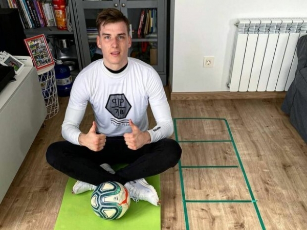 Карантин не оставил выбора - украинский игрок "Реала" осваивает игру с мячом в маленькой комнате Карантин не оставил выбора - украинский игрок "Реала" осваивает игру с мячом в маленькой комнате