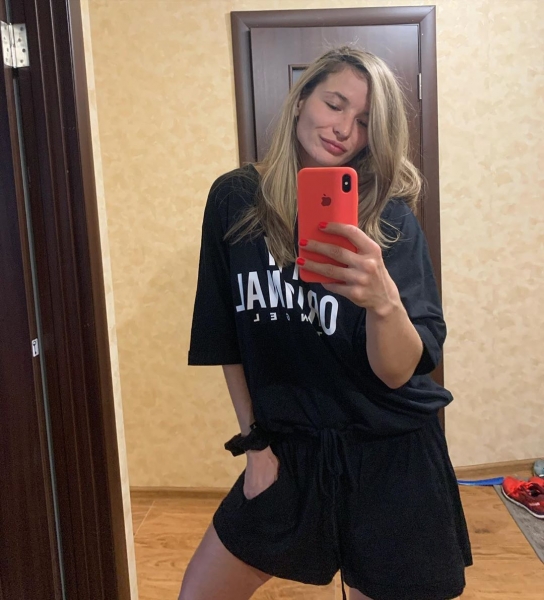 Украинская рекордсменка UFC Марина Мороз надела платье и поразила красотой
Украинская рекордсменка UFC Марина Мороз надела платье и поразила красотой