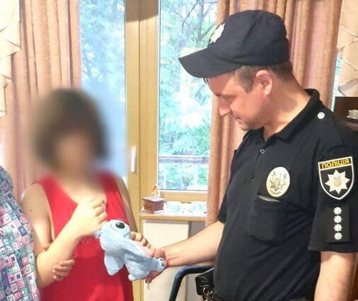 В Херсоне мать за руки держала падающую с балкона девочку до приезда спасателей В Херсоне мать за руки держала падающую с балкона девочку до приезда спасателей