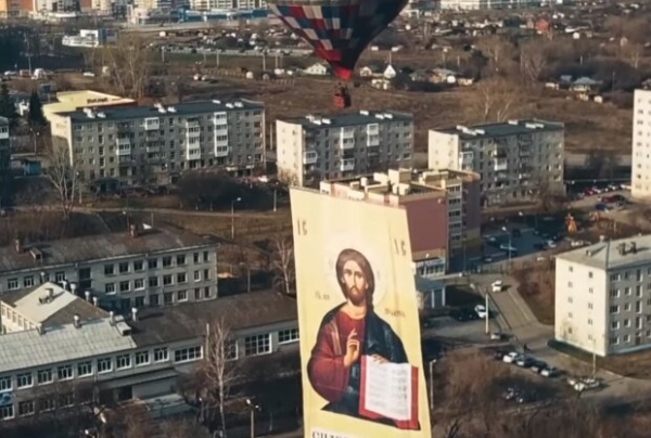 Боксеры отправили воздушный шар с огромной иконой, чтобы победить главную мировую угрозу Боксеры отправили воздушный шар с огромной иконой, чтобы победить главную мировую угрозу