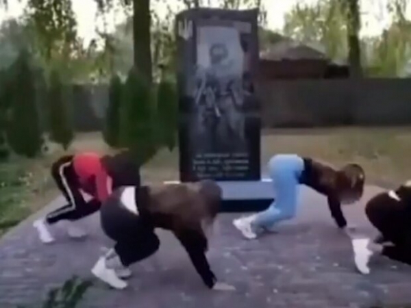 Тверк на костях: школьницы устроили "грязные танцы" у памятника погибшим на Донбассе Тверк на костях: школьницы устроили "грязные танцы" у памятника погибшим на Донбассе