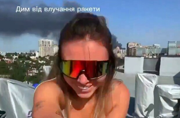 "Могут убить нас": одесситки под музыку крутят педали на крыше, пока за спинами горит обстрелянный дом "Могут убить нас": одесситки под музыку крутят педали на крыше, пока за спинами горит обстрелянный дом
