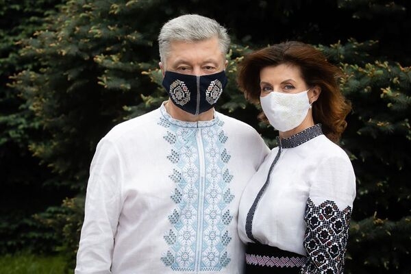 Подарок львовского бренда: стало известно, кто пошил Порошенко маску-вышиванку
Подарок львовского бренда: стало известно, кто пошил Порошенко маску-вышиванку