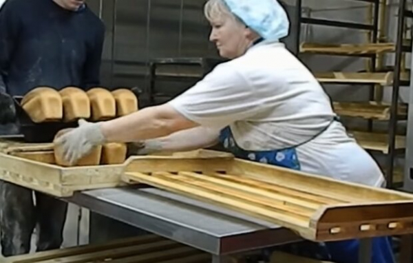 Украинец наткнулся в магазине на "хлеб из прошлого" - "Что они хотели сказать?" Украинец наткнулся в магазине на "хлеб из прошлого" - "Что они хотели сказать?"