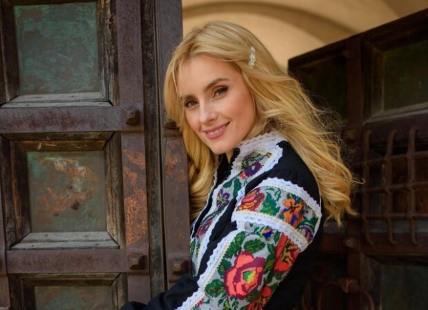 Ирина Федишин в вышиванке сбежала с мужчиной в поле