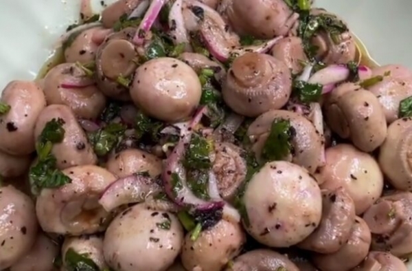 Маринованные грибочки с интересным вкусом: оригинальный рецепт с чесночком и зеленью Маринованные грибочки с интересным вкусом: оригинальный рецепт с чесночком и зеленью