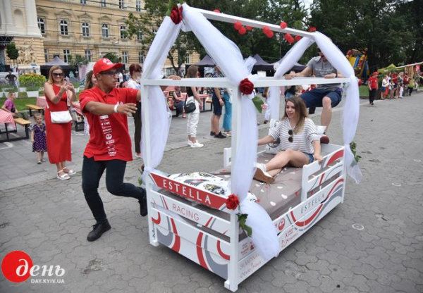 В центре Львова устроили гонки на кроватях В центре Львова устроили гонки на кроватях