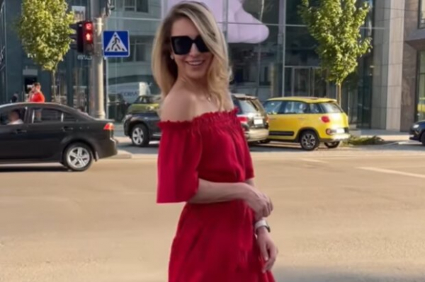 Марина Боржемская в красном помочила загорелые ножки в море: назло Вячеславу Узелкову Марина Боржемская в красном помочила загорелые ножки в море: назло Вячеславу Узелкову