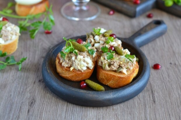 Изумительная новогодняя закуска с тунцом и творожным сыром: вам вкусно, фигуре полезно