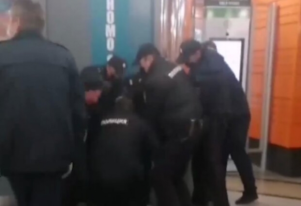 Полицейские устроили "обнимашки" с нарушителем: штраф за неношение маски - удары ногами Полицейские устроили "обнимашки" с нарушителем: штраф за неношение маски - удары ногами