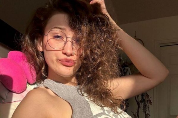 22-летняя девушка перестала брить подмышки и призывает к женственности и пониманию: "Я не чувствовала свободы" 22-летняя девушка перестала брить подмышки и призывает к женственности и пониманию: "Я не чувствовала свободы"
