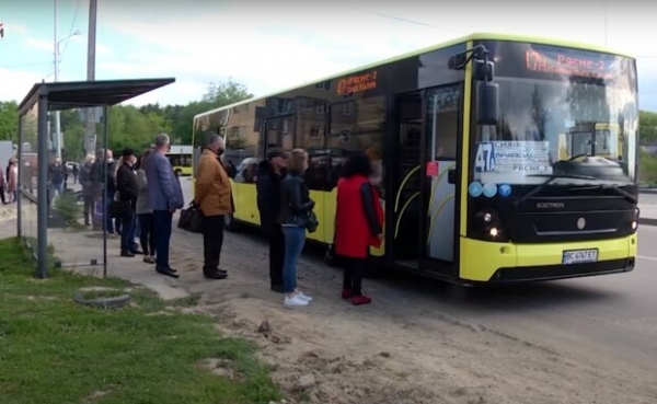 Львовяне страдают в адских очередях на транспорт, которого нет